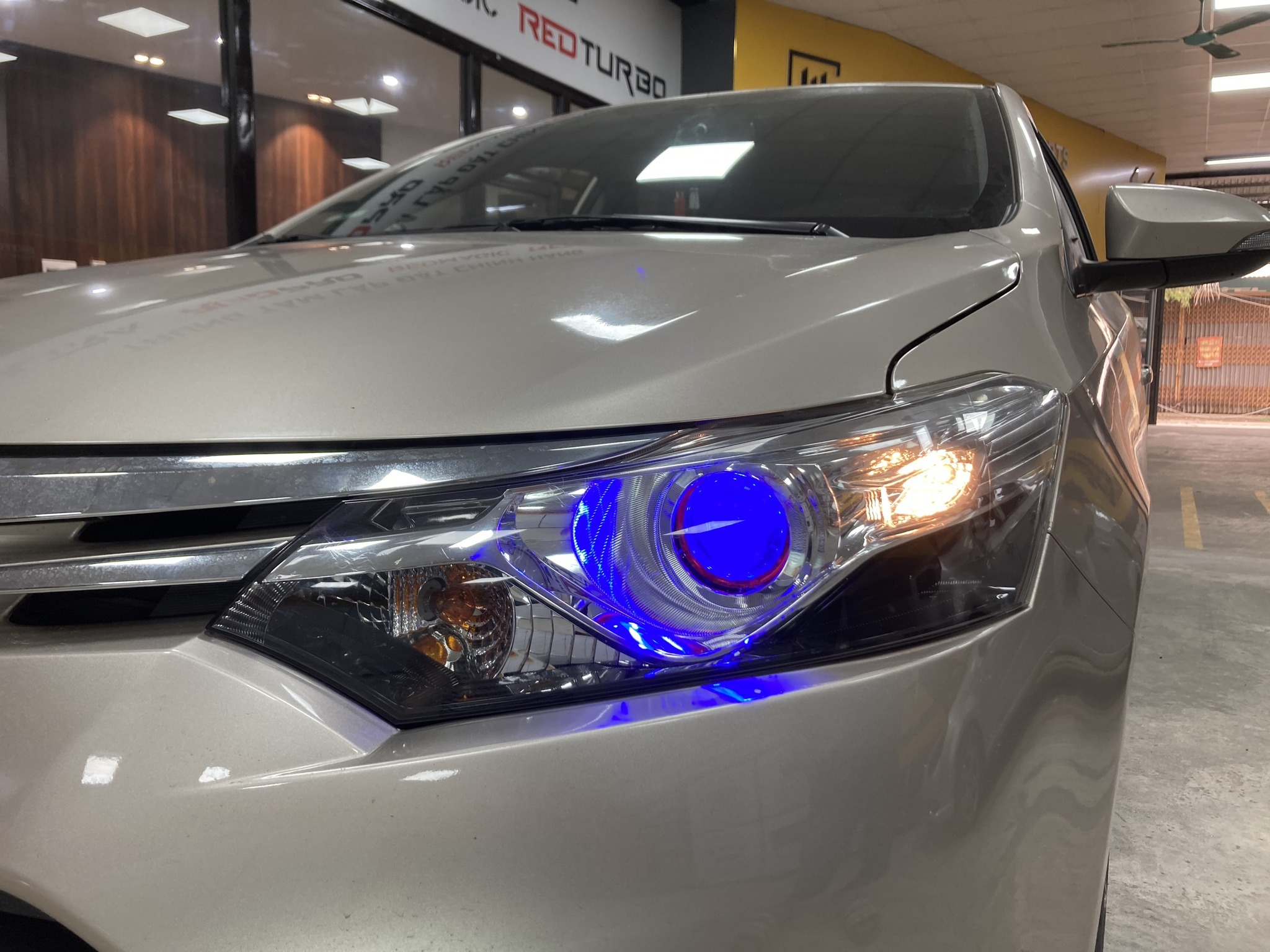 Toyota Vios qua nâng cấp ánh sáng Bi Led Red Magic 3.0